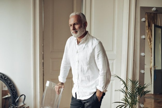 Homme elegant profitant de sa retraite